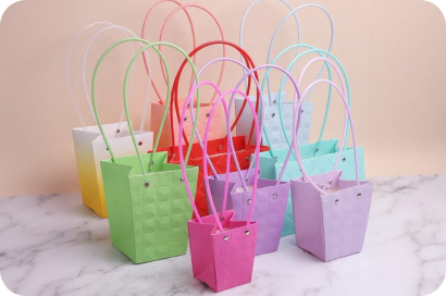 Сумочки. Переноски пластиковые для цветов