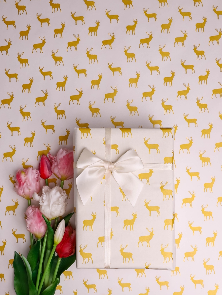 Бумага белая крафт 50г/м2, 70см x 10м, Северные олени, золото Бумага белая крафт 50г/м2, 70см x 10м, Северные олени, золото