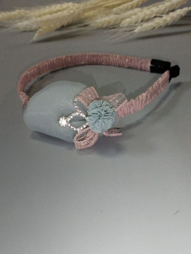 Ободок О-117 14х14х4,5см с лепестками голубой светлый Ободок О-117 14х14х4,5см с лепестками голубой светлый