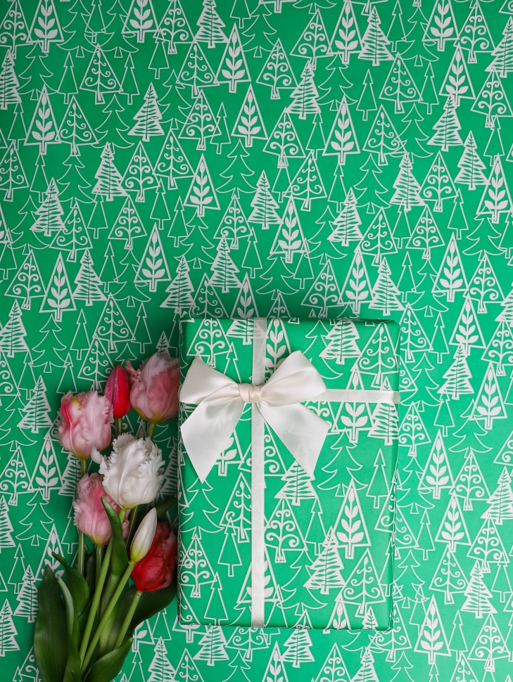 Бумага белая крафт 50г/м2, 70см x 10м, Елки, зеленый Бумага белая крафт 50г/м2, 70см x 10м, Елки, зеленый