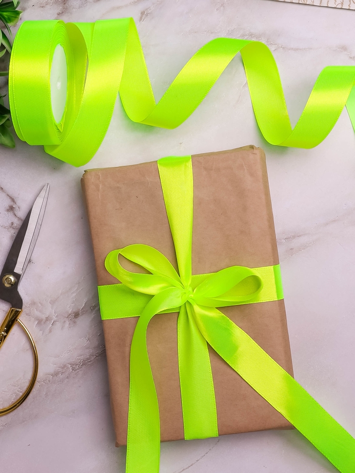 Лента атласная 24мм х 25ярд салатовый неон Лента атласная 24мм х 25ярд салатовый неон