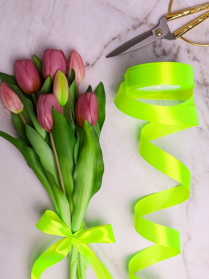 Лента атласная 24мм х 25ярд салатовый неон Лента атласная 24мм х 25ярд салатовый неон