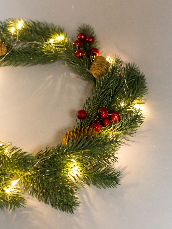 Венок новогодний 30см с лампами QB22021616 Венок новогодний 30см с лампами QB22021616