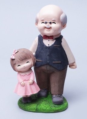 Фигурка Дедушка с внучкой 10х5х17см K238