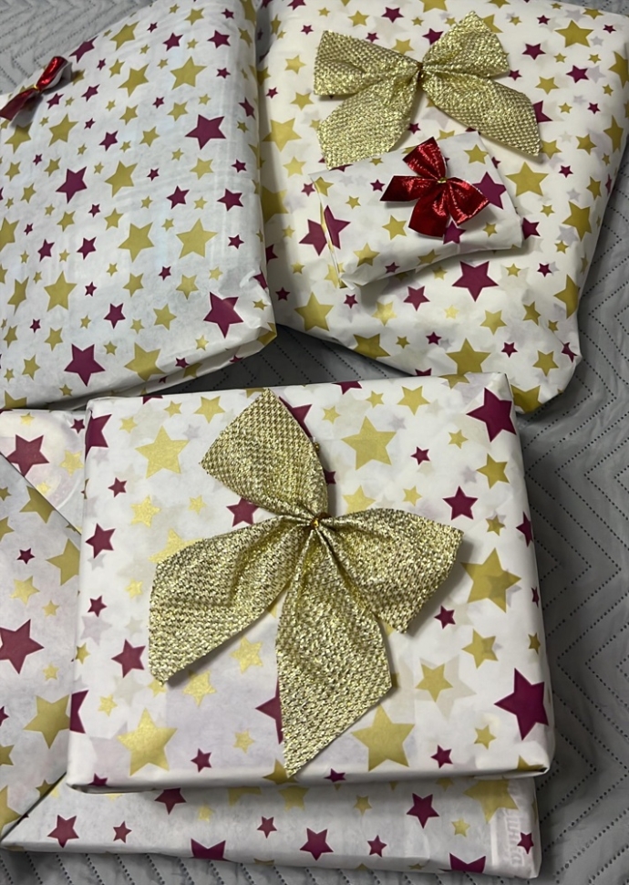 Бумага белая крафт 50г/м2, 70см x 10м Звезды фиолетовый пурпур/золото Бумага белая крафт 50г/м2, 70см x 10м Звезды фиолетовый пурпур/золото