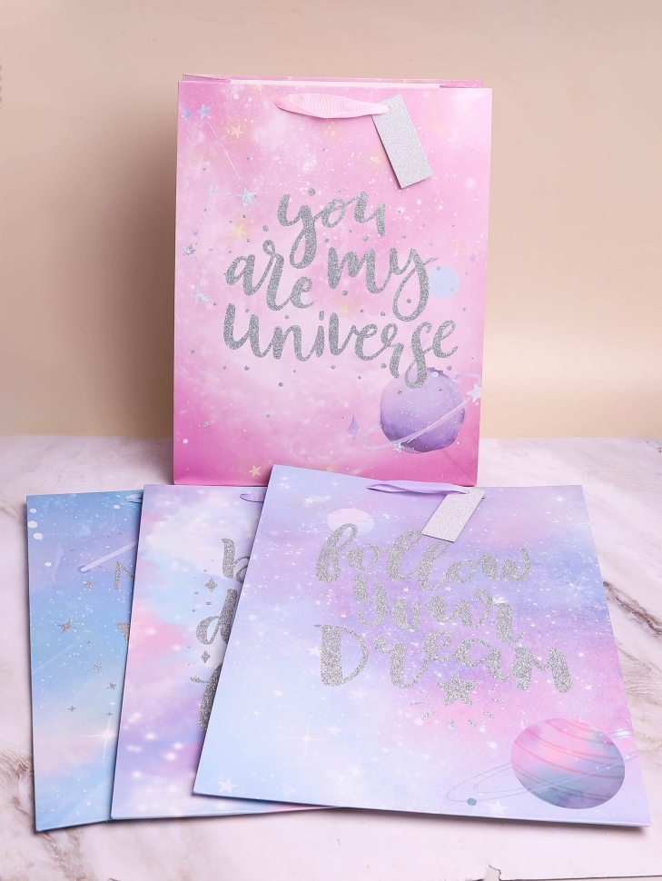 Сумочка подарочная 26х32x12,5см космос микс