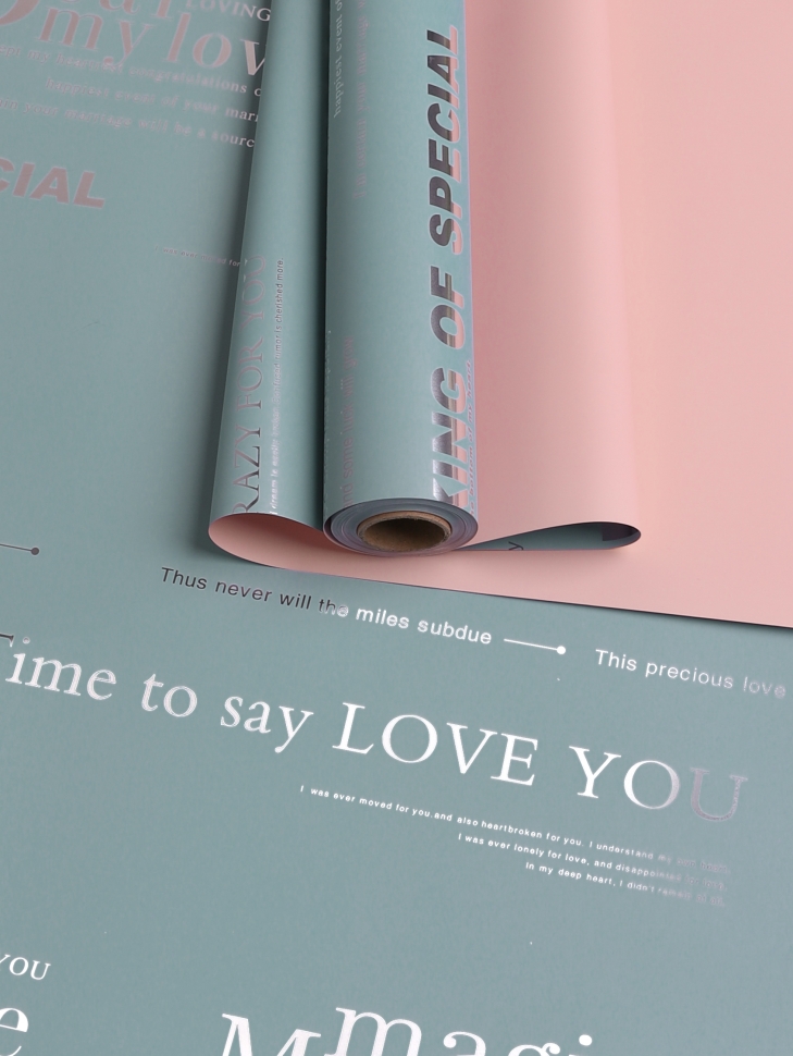 Пленка матовая 65мкм 58см х 10м с серебряными надписями серо-голубой/розовый Пленка матовая 65мкм 58см х 10м с серебряными надписями серо-голубой/розовый