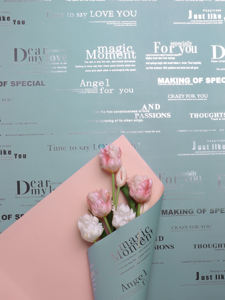 Пленка матовая 65мкм 58см х 10м с серебряными надписями серо-голубой/розовый Пленка матовая 65мкм 58см х 10м с серебряными надписями серо-голубой/розовый