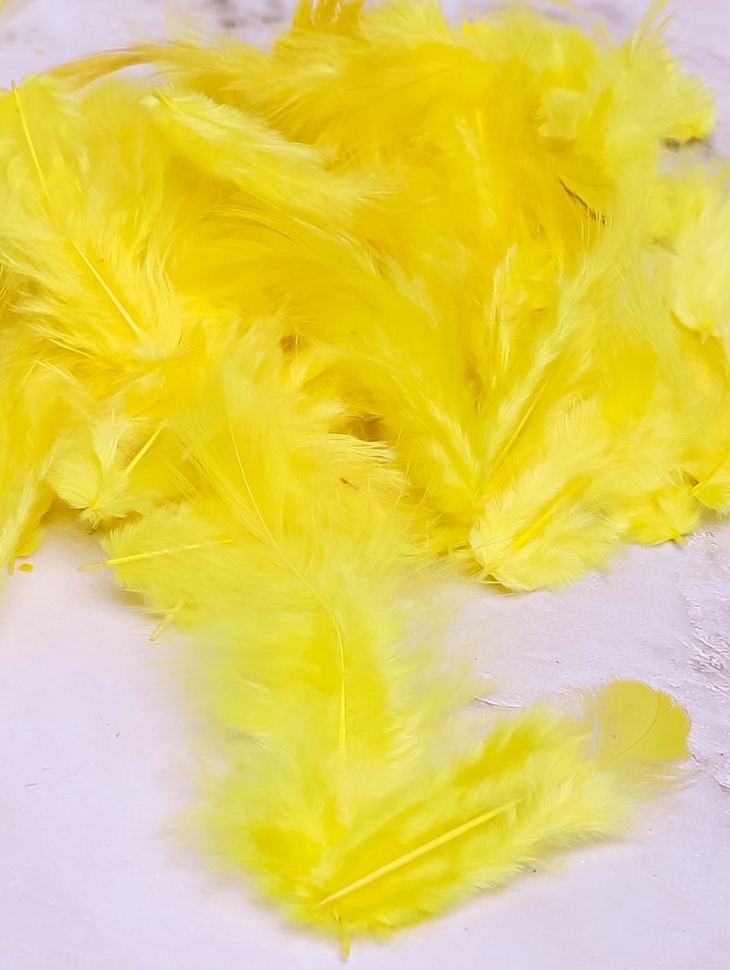 Перья цветные 9см, П лимонный Перья цветные 9см, П лимонный
