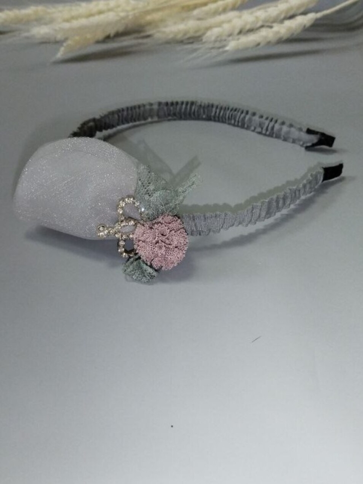 Ободок О-106 14х14х4,5см с лепестками серый/розовый темный